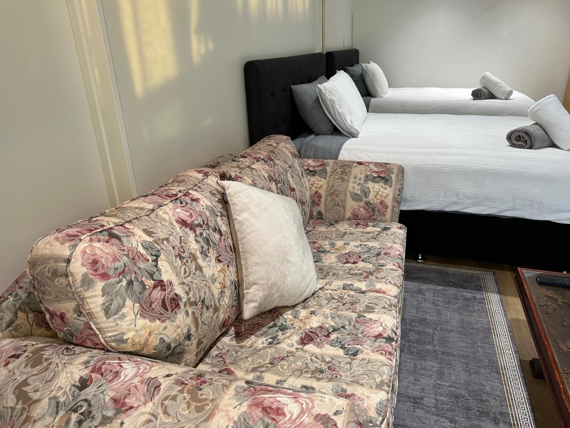 Beautiful Lakeview Apartment タウポ エクステリア 写真