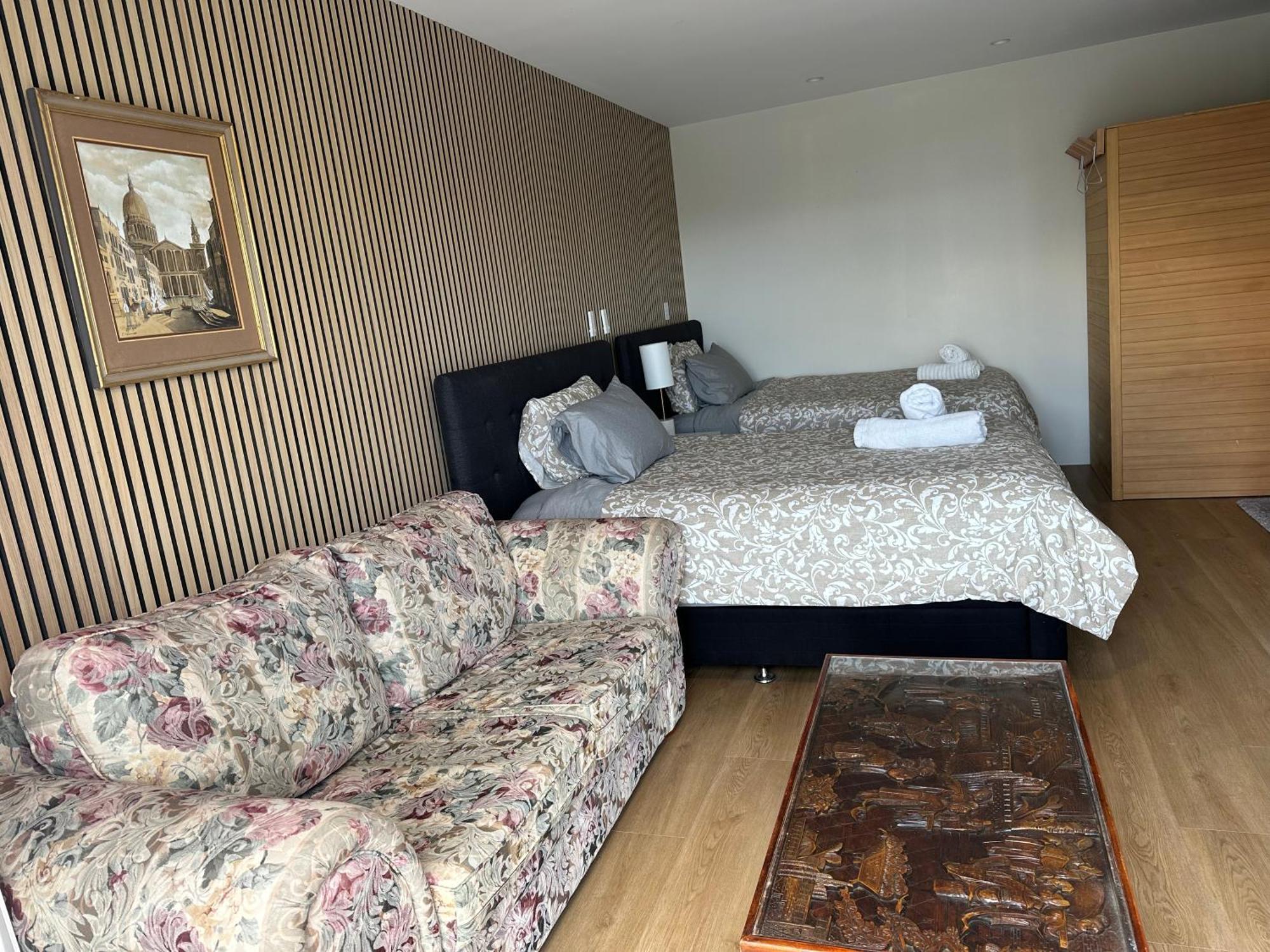 Beautiful Lakeview Apartment タウポ エクステリア 写真